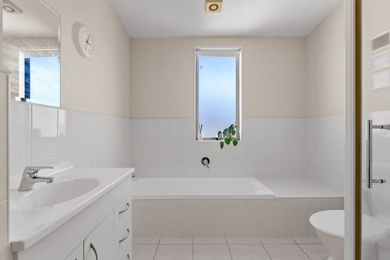 Photo of property in 4/3 Hulme Place, Henderson, Auckland, 0612