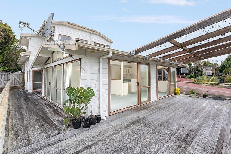Photo of property in 17 Sea Vista Avenue, Beach Haven, Auckland, 0626
