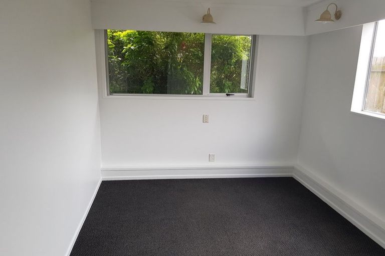 Photo of property in 28-28b Jane Grove, Paparangi, Wellington, 6037