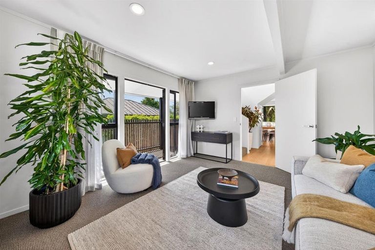 Photo of property in 2/10 Sylvan Park Avenue, Milford, Auckland, 0620