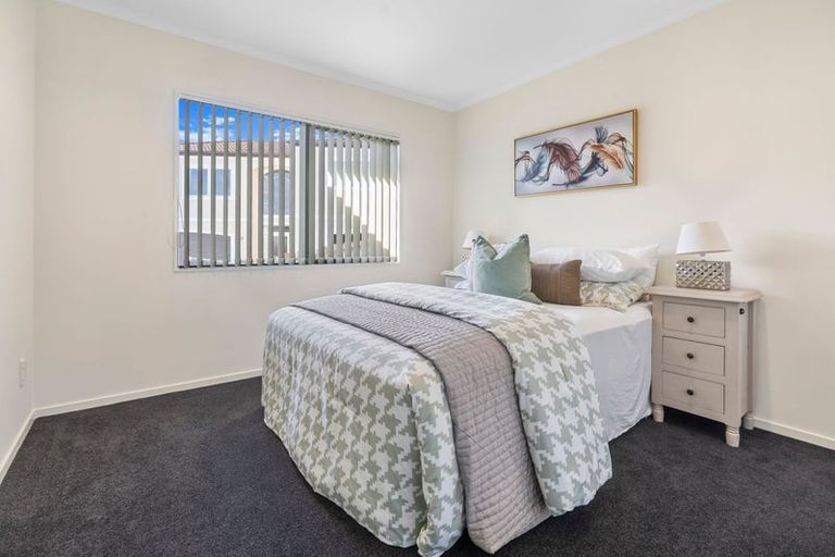 Photo of property in 1 Kittiwake Drive, Schnapper Rock, Auckland, 0632