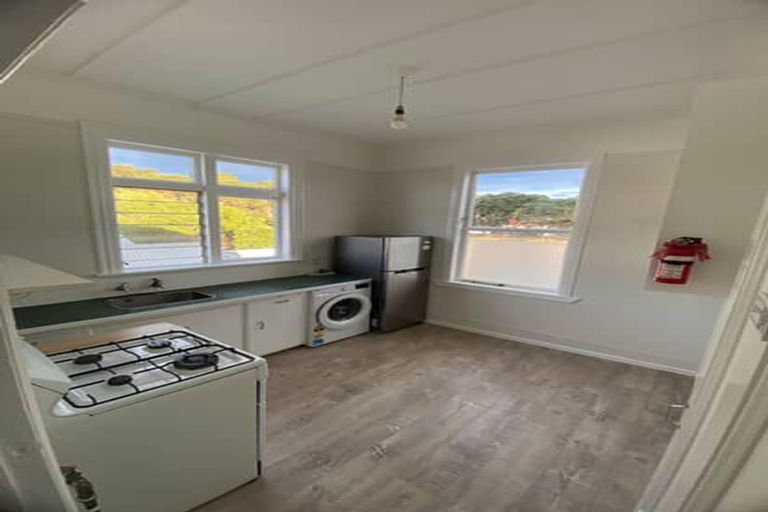 Photo of property in 16 Glendavar Street, Berhampore, Wellington, 6023