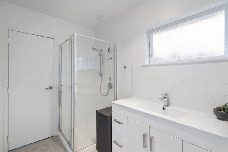 Photo of property in 1/13 Wykeham Place, Glenfield, Auckland, 0629