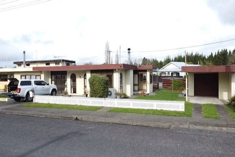 Photo of property in 1 Waverley Street, Waipawa, 4210