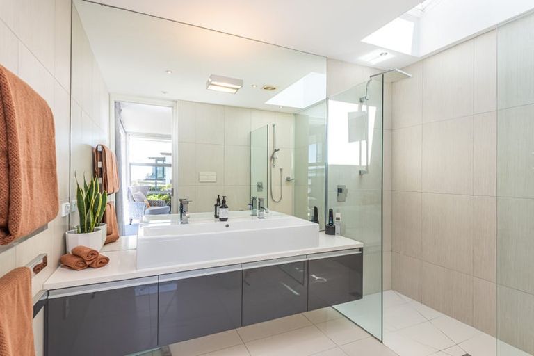 Photo of property in 6 Challenger Lane, Redcliffs, Christchurch, 8081