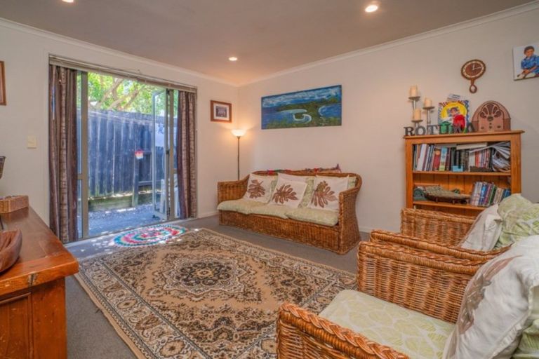 Photo of property in 29 Verdale Circle, Glen Eden, Auckland, 0602