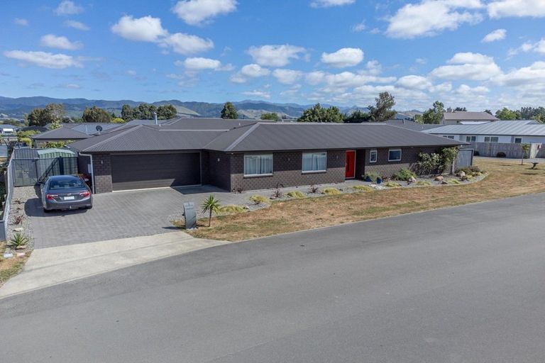 Photo of property in 1 Routhan Way, Carterton, 5713