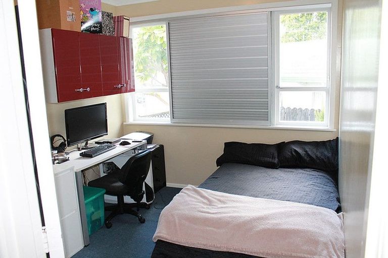 Photo of property in 43 Royal View Road, Te Atatu South, Auckland, 0610