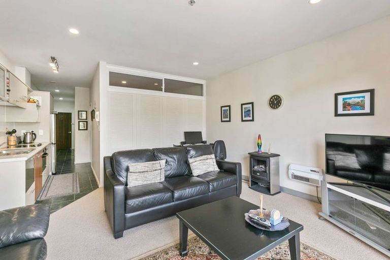 Photo of property in Atrium Towers, 8i/154 The Terrace, Wellington Central, Wellington, 6011