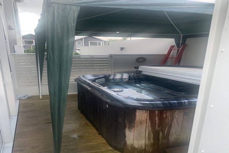 Photo of property in 73 Karepiro Drive, Stanmore Bay, Whangaparaoa, 0932