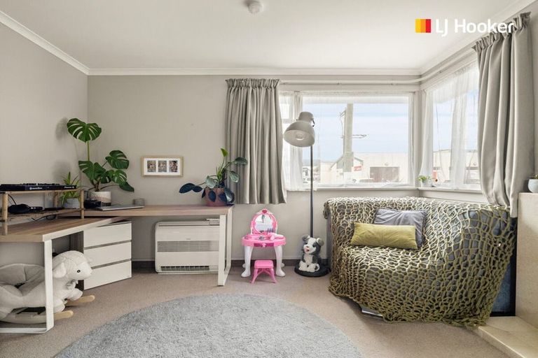 Photo of property in 73 Macandrew Road, South Dunedin, Dunedin, 9012