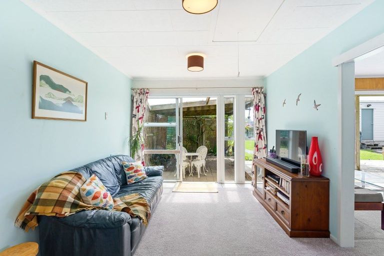 Photo of property in 19 Karaka Street, Otaki Beach, Otaki, 5512