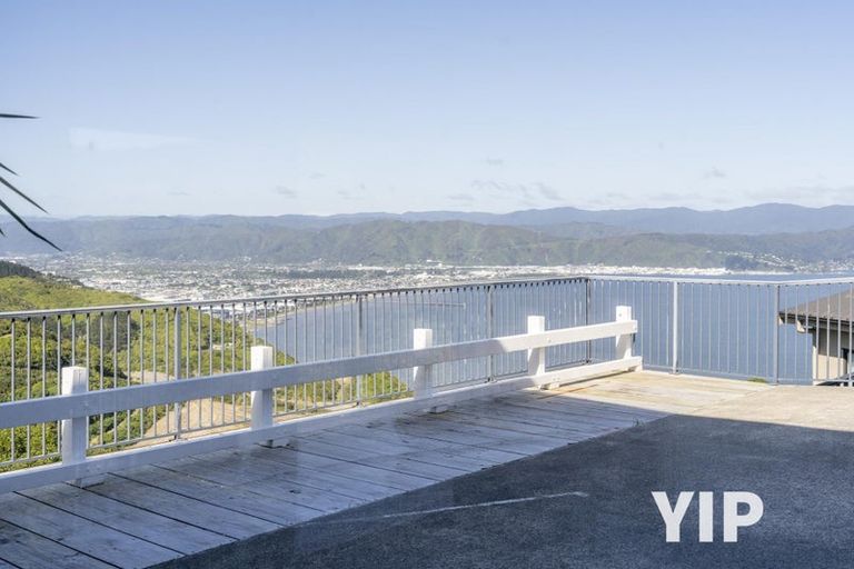 Photo of property in 41a Tamworth Crescent, Newlands, Wellington, 6037