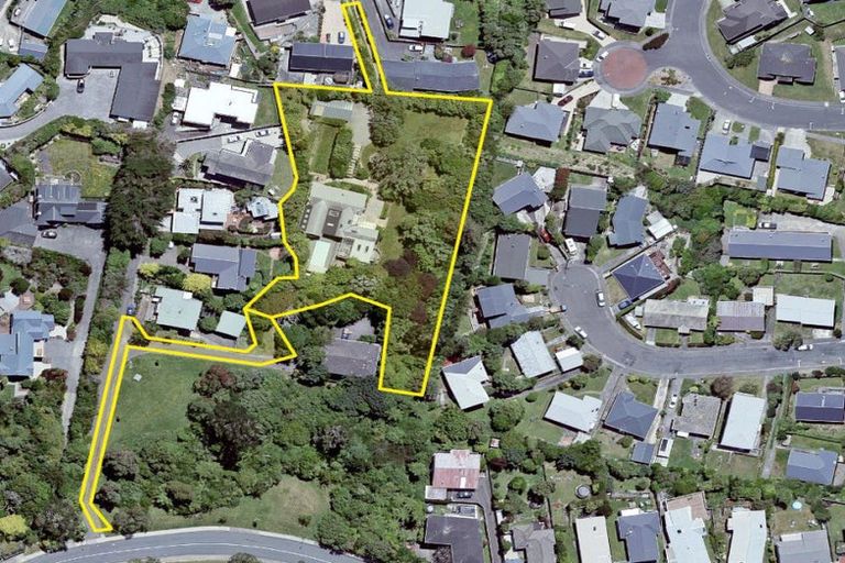 Photo of property in 10 Hillview Crescent, Paparangi, Wellington, 6037