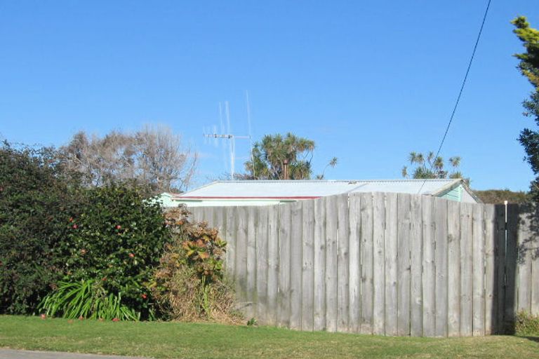 Photo of property in 13 Toi Street, Otaki Beach, Otaki, 5512