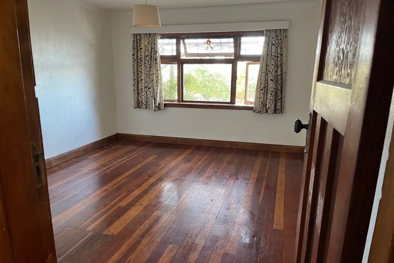 Photo of property in 56 Queens Drive, Lyall Bay, Wellington, 6022