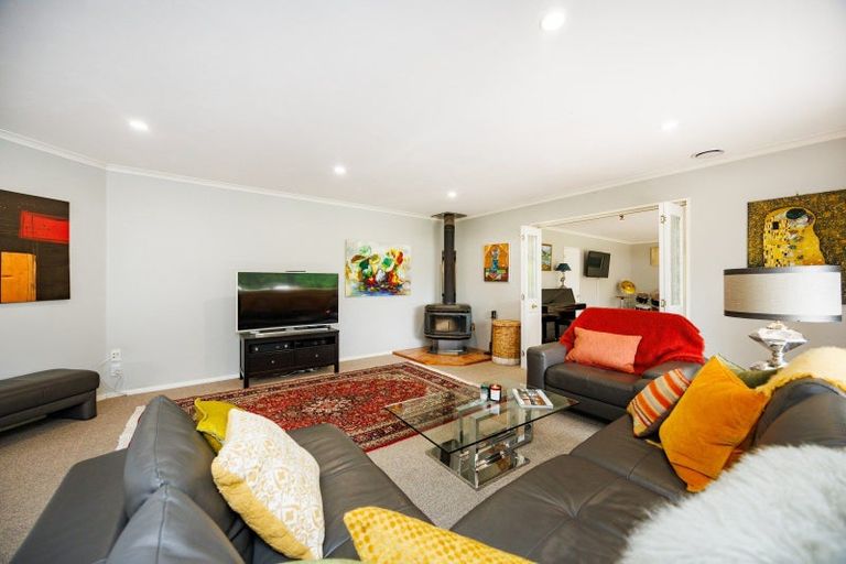 Photo of property in 46 Turitea Road, Fitzherbert, Palmerston North, 4472