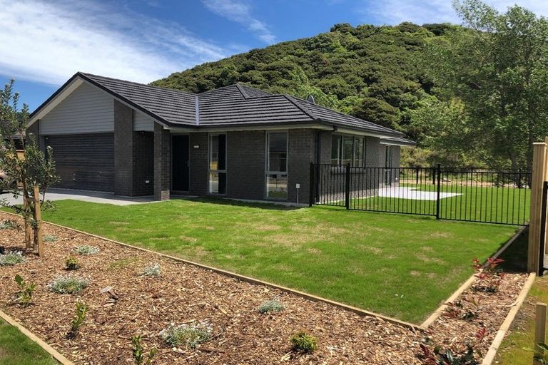 Photo of property in 4 Genoa Place, Whitby, Porirua, 5024
