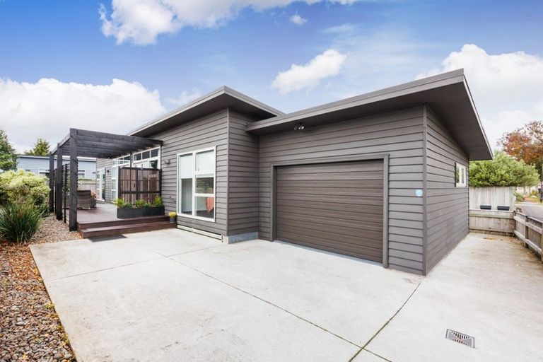 Photo of property in 58a Exeter Crescent, Takaro, Palmerston North, 4412