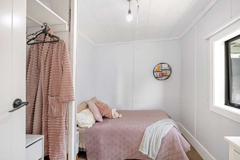 Photo of property in 24 Coates Street, Westport, 7825