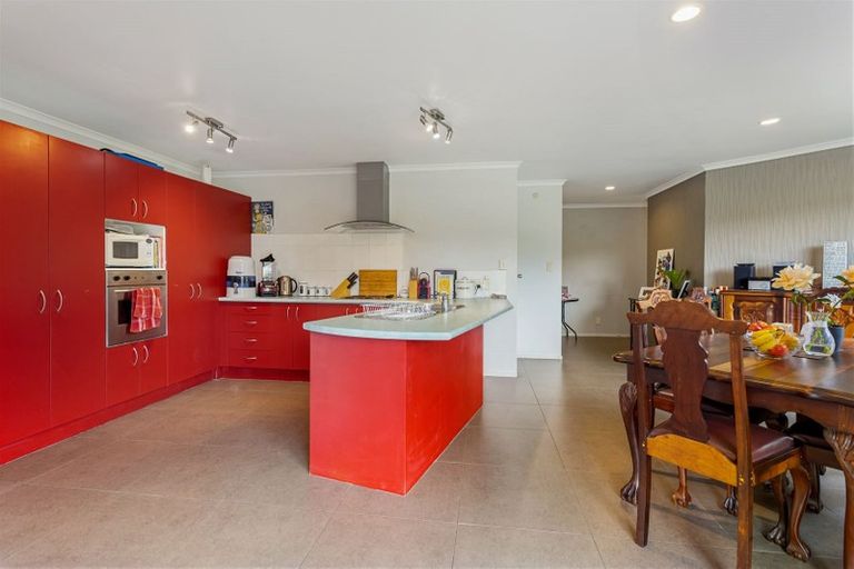 Photo of property in 1 Fleetwood Drive, Henderson, Auckland, 0612