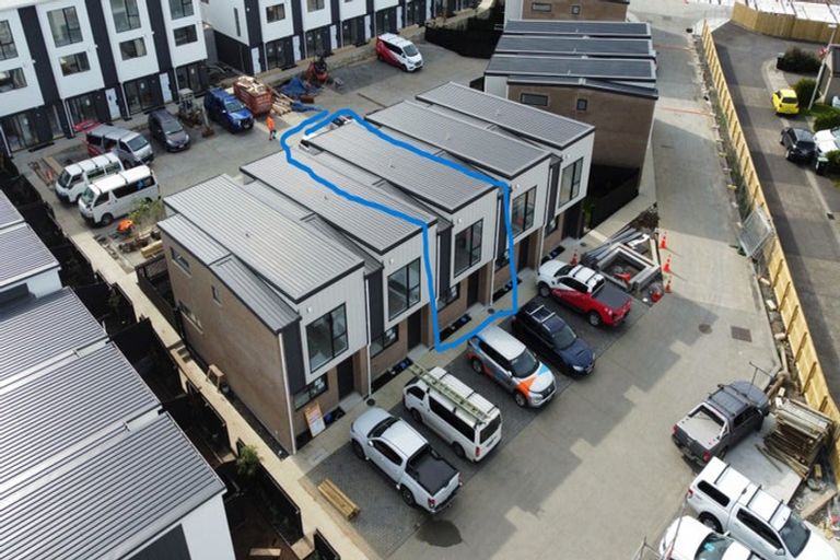 Photo of property in 2 Mikoikoi Crescent, Mangere Bridge, Auckland, 2022