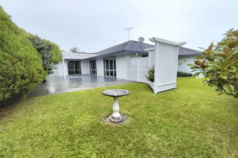 Photo of property in 38 Moyrus Crescent, East Tamaki Heights, Auckland, 2016