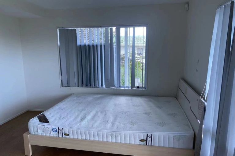 Photo of property in 107 Luckens Road, West Harbour, Auckland, 0618