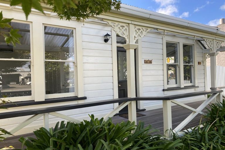 Photo of property in 11 Edgeware Road, Palmerston North, 4410