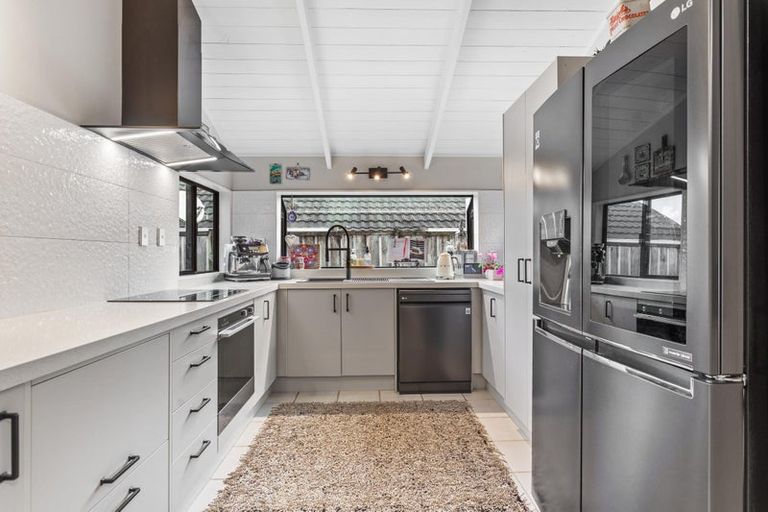 Photo of property in 6 Oystergrove Road, West Harbour, Auckland, 0618