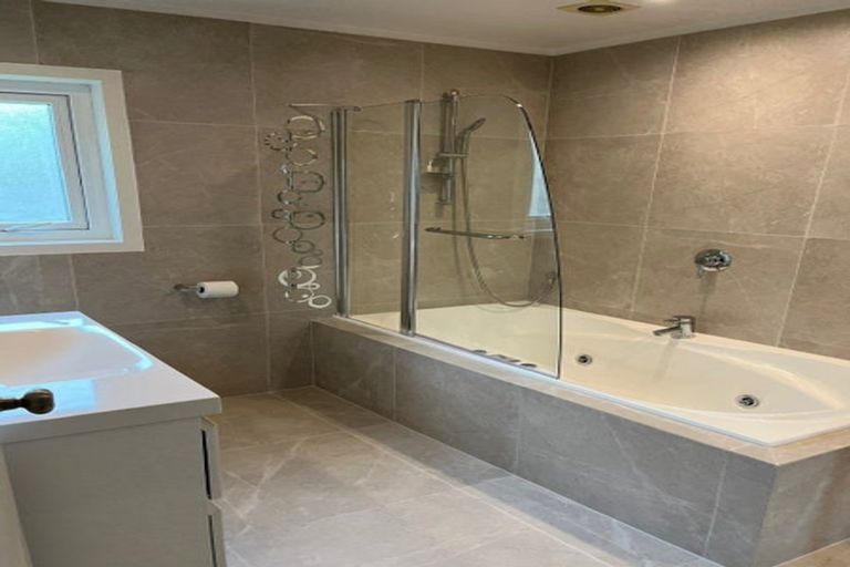 Photo of property in 1/2 Flavia Close, Torbay, Auckland, 0630