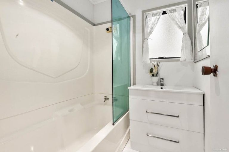 Photo of property in 12 Kearney Place, Massey, Auckland, 0614