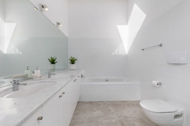 Photo of property in 25 Oakpark Place, West Harbour, Auckland, 0618