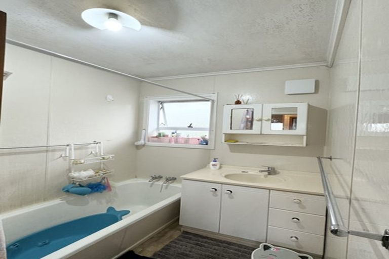 Photo of property in 25 Kaipatiki Road, Glenfield, Auckland, 0629