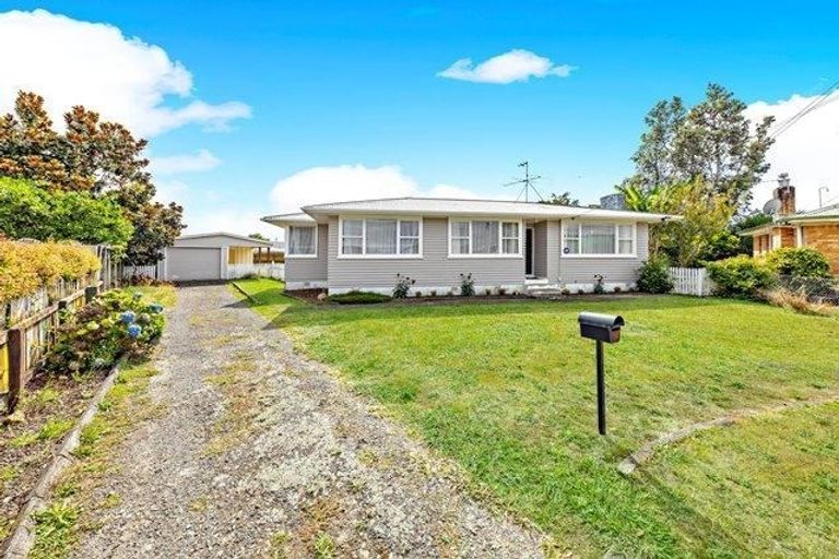 Photo of property in 14 Mountbatten Place, Papakura, 2110