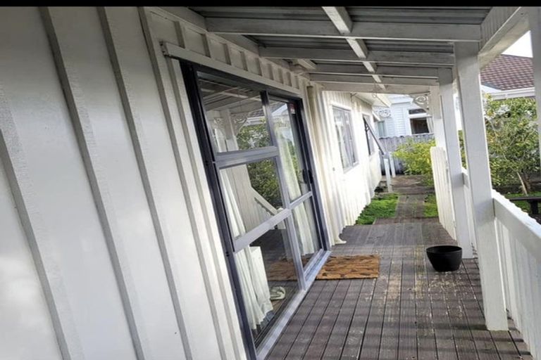 Photo of property in 1/100 Birkdale Road, Birkdale, Auckland, 0626