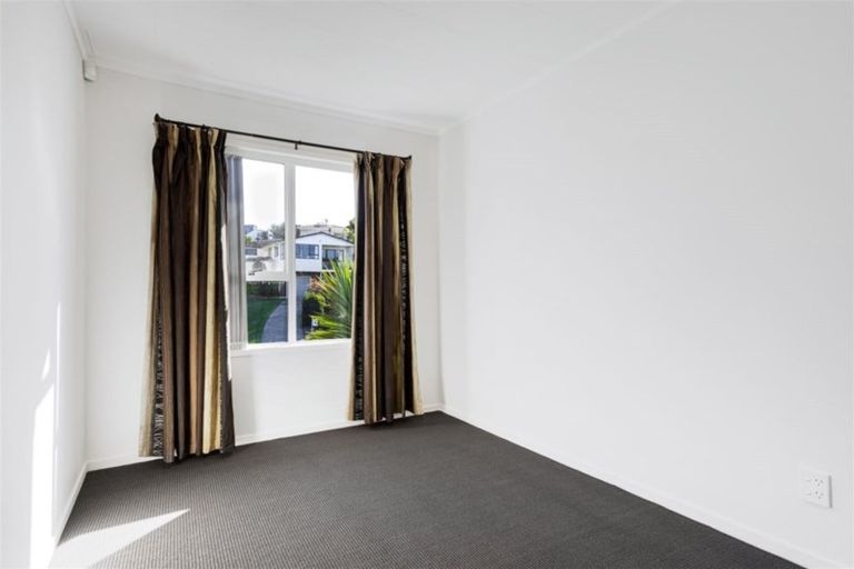 Photo of property in 22 Hartley Terrace, Massey, Auckland, 0614