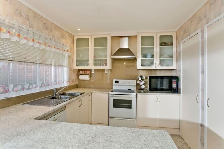 Photo of property in 2/82 Pupuke Road, Hillcrest, Auckland, 0627