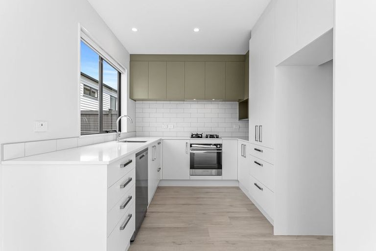 Photo of property in 22 Port Way, Rosehill, 2113