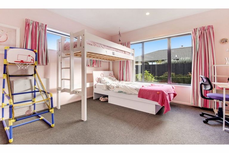 Photo of property in 16 Hampstead Close, Rangiora, 7400