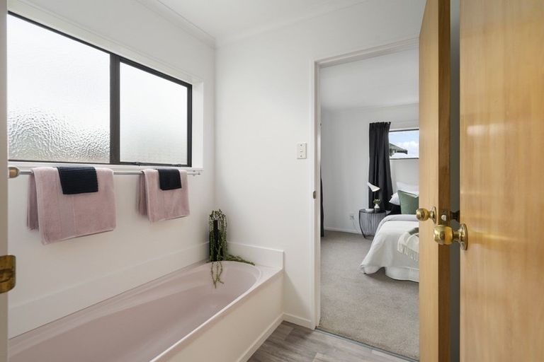 Photo of property in 69 Hillcrest Drive, Kelvin Grove, Palmerston North, 4414