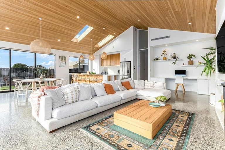 Photo of property in 58 Muri Road, Pukerua Bay, 5026