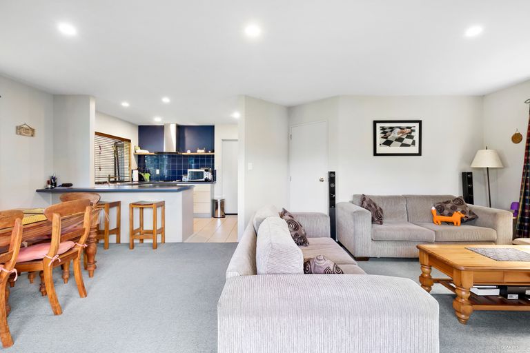 Photo of property in 1/24 Merton Avenue, Glenfield, Auckland, 0627