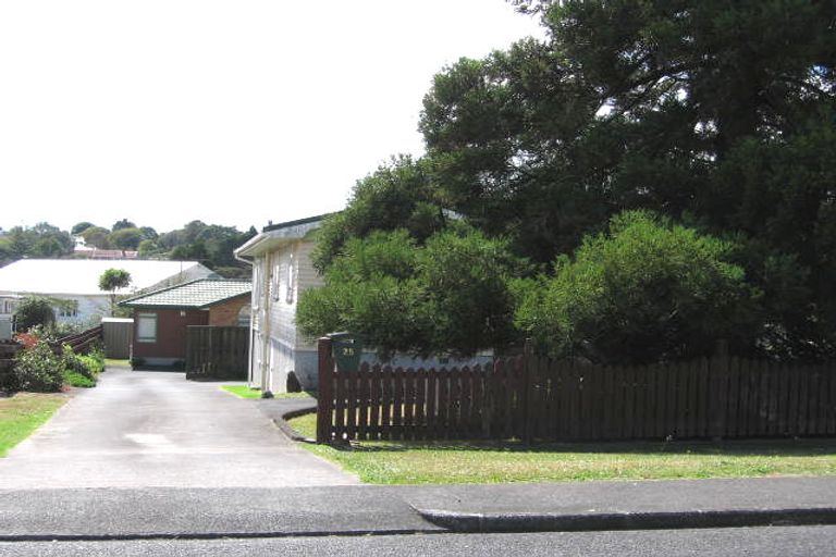 Photo of property in 25 Cliff View Drive, Green Bay, Auckland, 0604