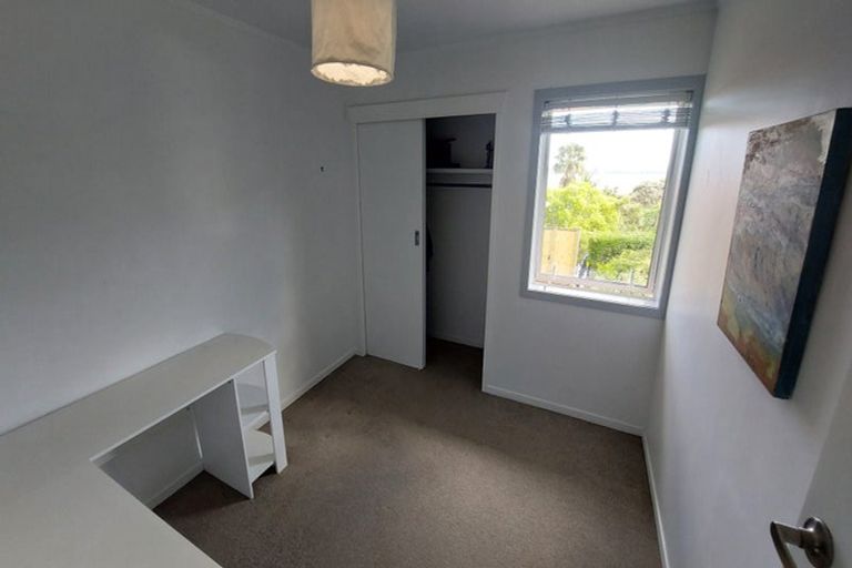 Photo of property in 1/5a Pullum Street, Birkenhead, Auckland, 0626
