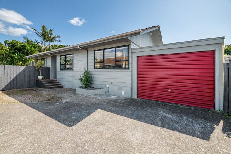 Photo of property in 39 Solar Road, Glen Eden, Auckland, 0602