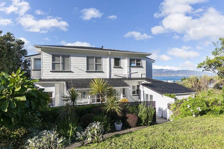 Photo of property in 281 Queens Drive, Lyall Bay, Wellington, 6022