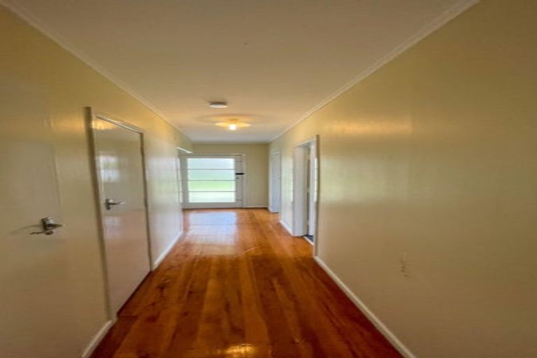 Photo of property in 12 Gill Avenue, Te Atatu Peninsula, Auckland, 0610