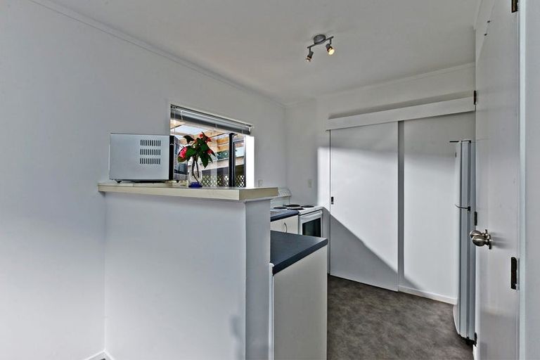 Photo of property in 1/1 Cheval Drive, Totara Vale, Auckland, 0629