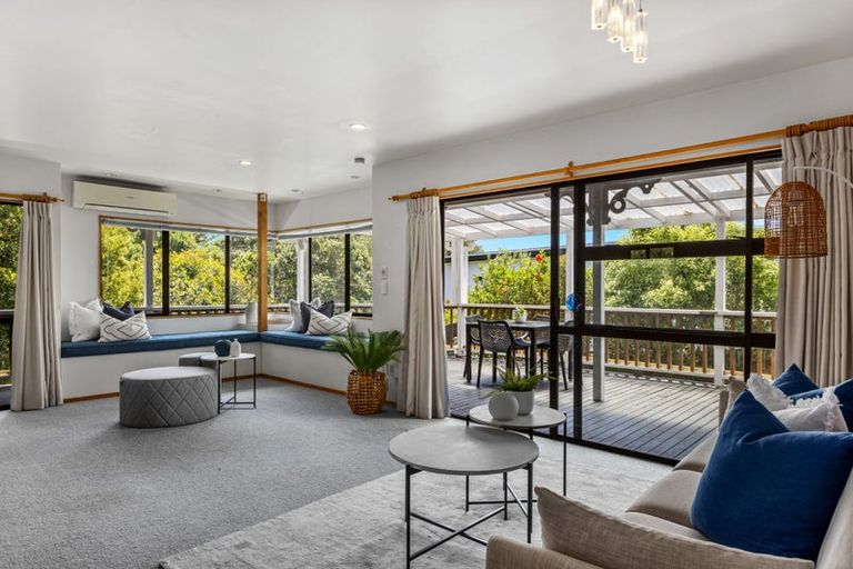 Photo of property in 28 Pohutukawa Avenue, Red Beach, 0932